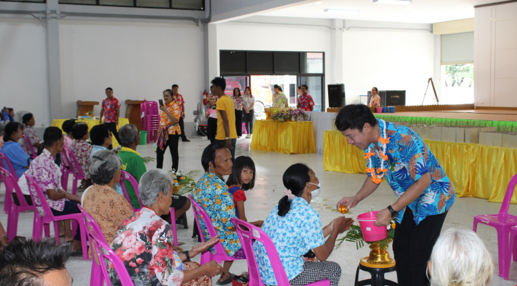 กิจกรรมรดน้ำดำหัวผู้สูงอายุและจ่ายเบี้ยยังชีพ ประจำปี 2568