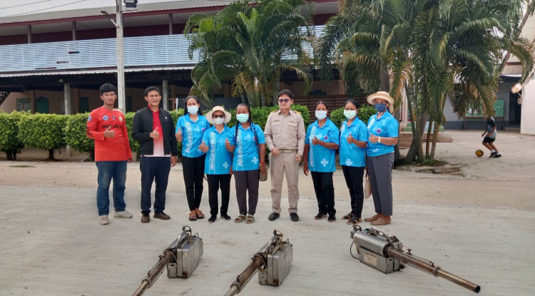 กองสาธารณสุขและสิ่งแวดล้อม อบต. ได้ออกพ่นหมอกควัน เพื่อกำจัดพาหะ(ยุงลาย) ของโรคไข้เลือดออก ให้โรงเรียนในเขตตำบลประสุข